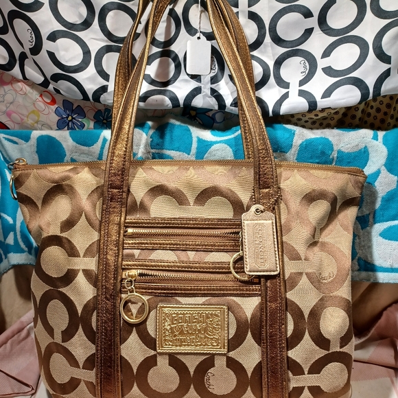 Coach Handbags - Coach poppy tote